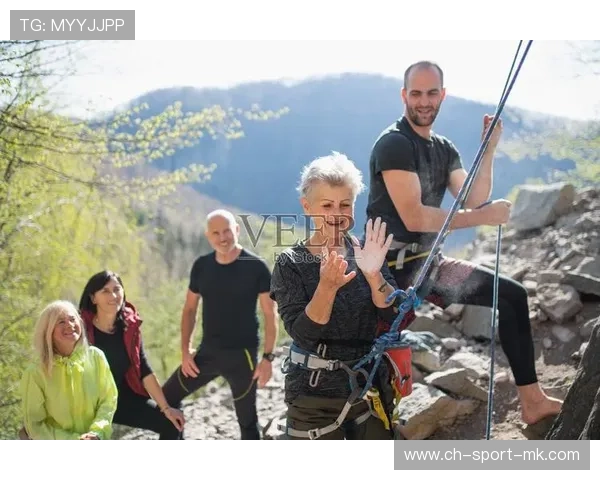 攀岩男神爬墙时掉粉笔造型帅爆